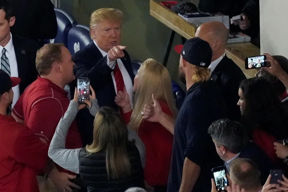 President Donald Trump ble buet ut under en baseballkamp i Washington. På bildet forlater han kampen før den er ferdigspilt.
