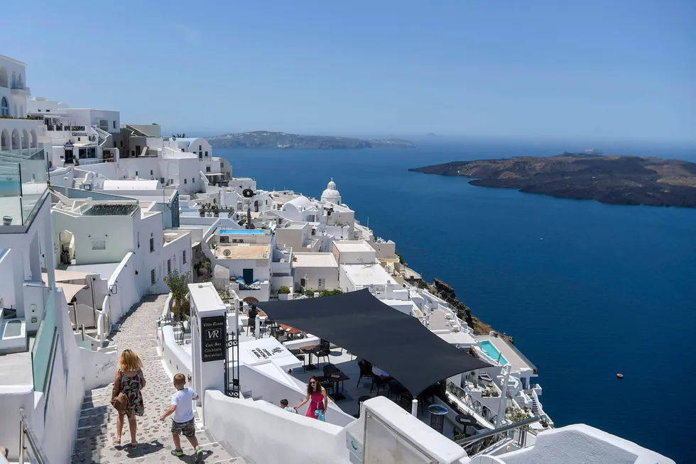 Turistindustrien har fortsatt et tynt håp om aktivitet til sommeren, som her på den greske øyen Santorini. Men det blir ikke med reiseselskapet Solia, som nå er konkurs.