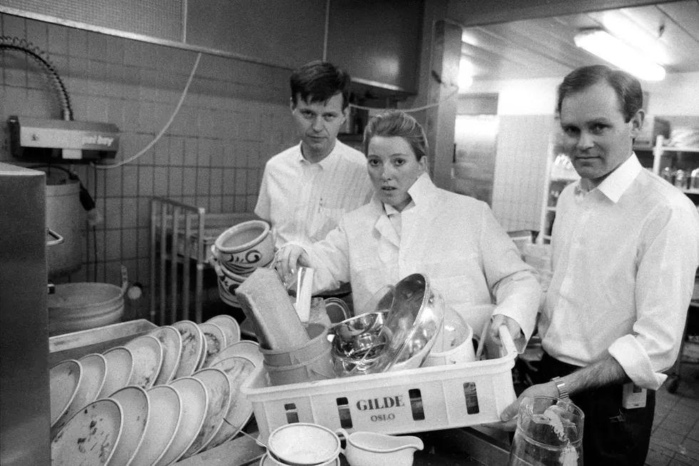 Lønnsoppgjøret 1986 ender i lockout og den største arbeidskonflikten i Norge siden 1931. Direktørene ved SAS-hotellet måtte ta sin tørn i oppvasken.