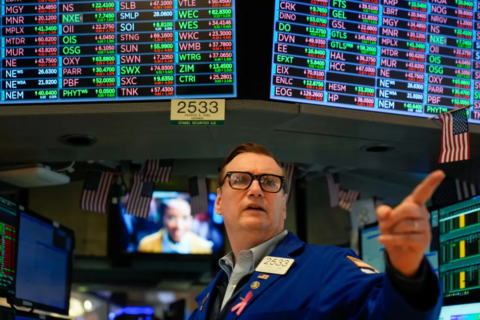 Før børsåpning mandag har meglerne på New York Stock Exchange (NYSE) sett S&P 500 stige syv av de ti foregående handelsdagene.