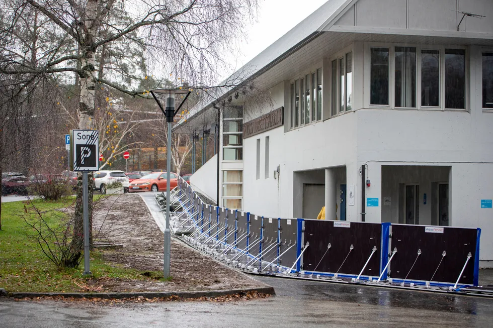 Flomvern satt opp utenfor idrettshallen i Voss torsdag i påvente av ekstremværet «Jakob». Det kan trengs kraftigere tiltak med mer ekstremvær.