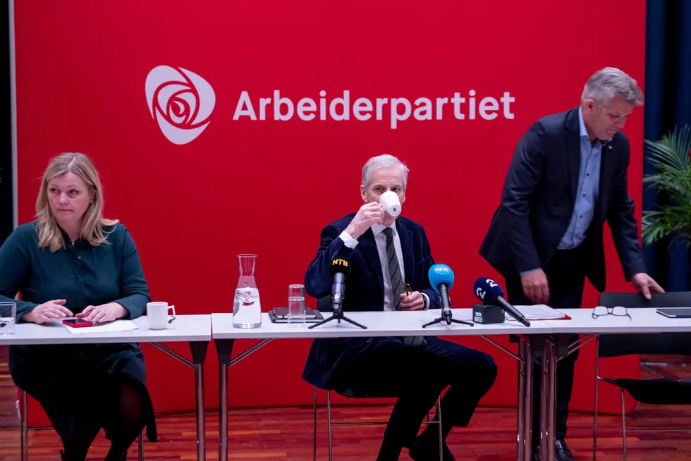 Partisekretær Kjersti Stenseng, statsminister Jonas Gahr Støre og nestleder Bjørnar Skjæran under et sentralstyremøte i Arbeiderpartiet tidligere i år.