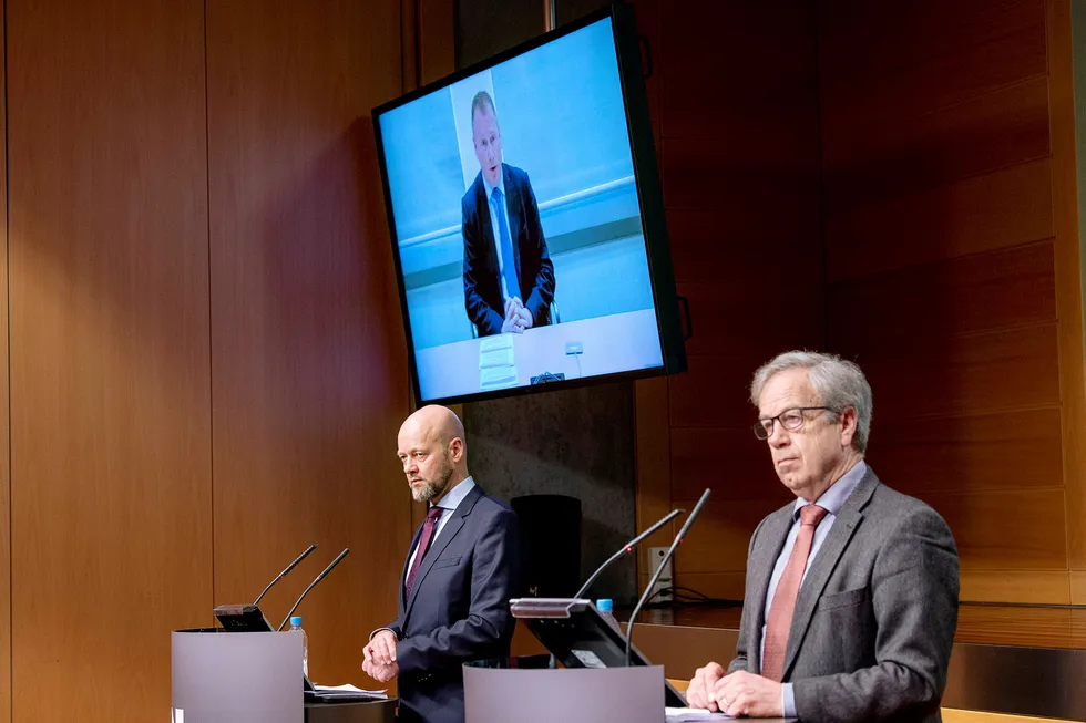 Ansettelsen av Nicolai Tangen (på skjerm) har gitt sentralbanksjef Øystein Olsen (til høyre) mange spørsmål. Til venstre avtroppende sjef Yngve Slyngstad.