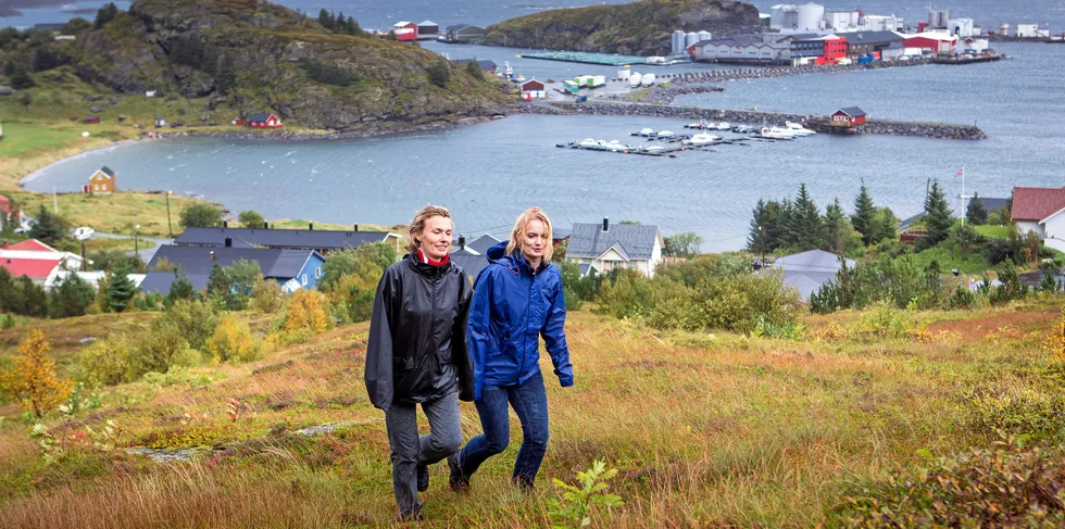 Oppdrettsøstrene Aino og Maria Olaisen på tur oppover siden av Lovundfjellet. Bak ser vi Nova Sea sitt lakseslakteri. V