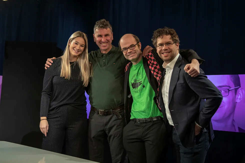 Programleder Regine Leenborg Anthonessen (f.v.) sammen med sjakkekspertene Simen Agdestein, Hans Olav Lahlum og Jon Ludvig Hammer.