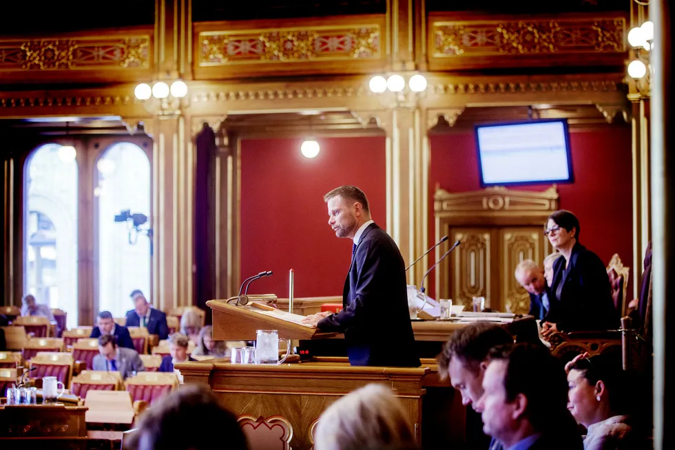 Forklarte om flyambulanse. Helseminister Bent Høie ga en egen redegjørelse i Stortinget tirsdag. Foto: Javad Parsa