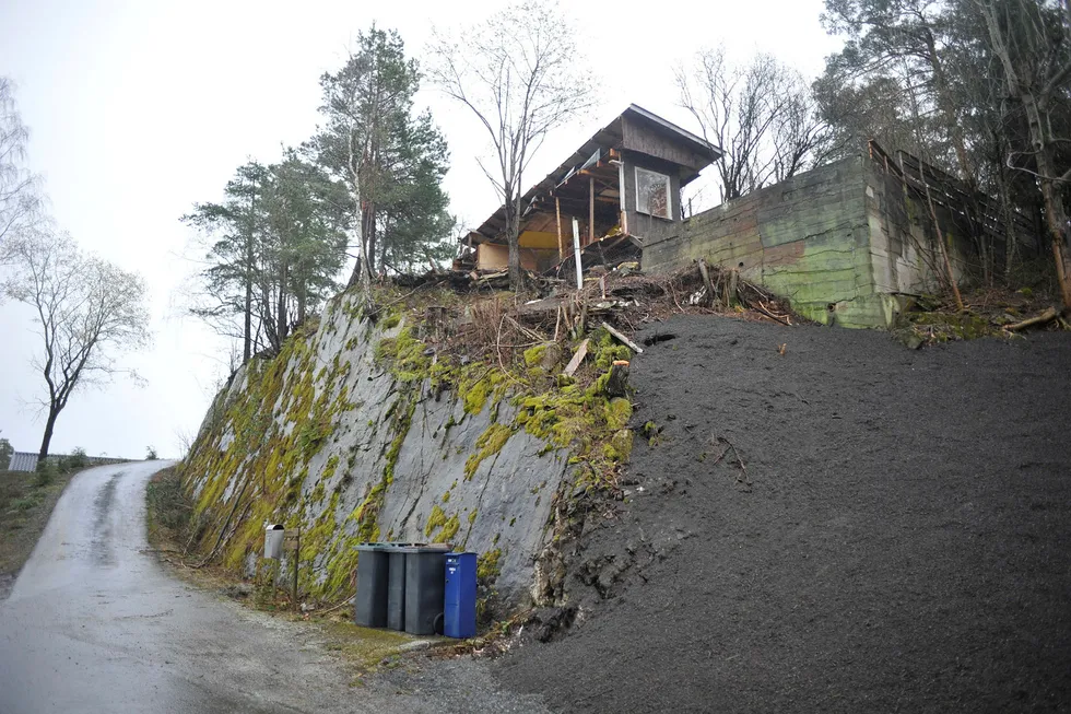 Arne Vigeland fikk halve naboens uthus fjernet i 2014. Nå kreves han for én million kroner. Foto: Mikaela Berg