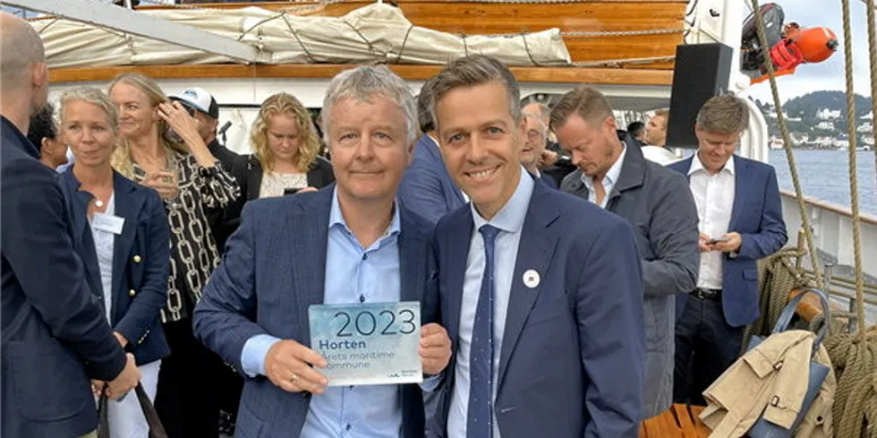 Tidligere Horten-ordfører Are Karlsen (t.v) sammen med sjøfartsdirektør Knut Aril Hareide etter utdelingen av prisen «Årets maritime kommune» under Arendalsuka 2023.