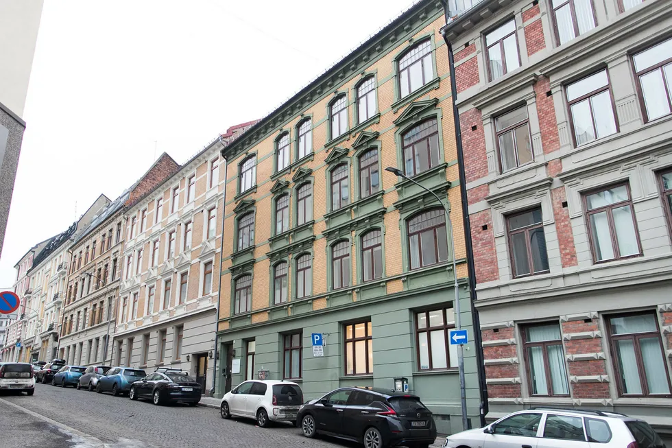 Sven Bruns gate 3 ved Holbergs plass er en av fem bygårder som Raymond Johansen ønsker at kommunen skal kjøpe fra Ivar Tollefsen. Nå støtter Høyre utspillet.