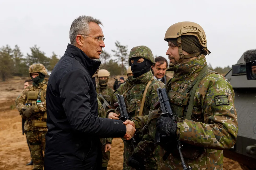 Generalsekretær Jens Stoltenberg besøker en militærbase utenfor Riga i Latvia i mars.