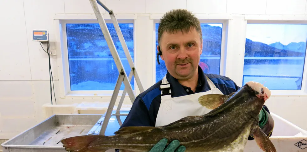 Daglig leder og eier av Karls Fisk & Skalldyr, Karl Albert Hansen, er fornøyd med å kutte plastforbruket med 70 prosent, og heller bruke papir.