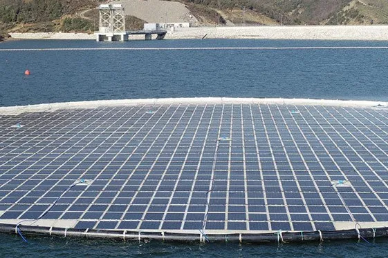 Statkraft kunngjorde 3. juni at de starter driften av det første storskala flytende solkraftverket med Ocean Suns teknologi, skriver artikkelforfatteren.