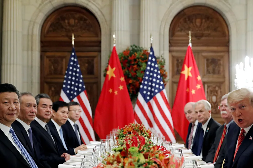 USAs president Donald Trump, utenriksminister Mike Pompeo og sikkerhetsrådgiver John Bolton (til høyre) møtte Kinas president Xi Jinping og fremtredende medlemmer av hans regjering til en arbeidsmiddag etter G20-møtet i Buenos Aires i desember.