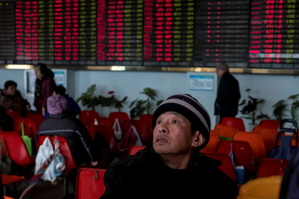 Nøkkelindeksen ved Shanghai-børsen falt igjen på tirsdag. Ingen tør å utelukke at børskorreksjonen er over. Foto: Johannes Eisele/AFP/NTB Scanpix