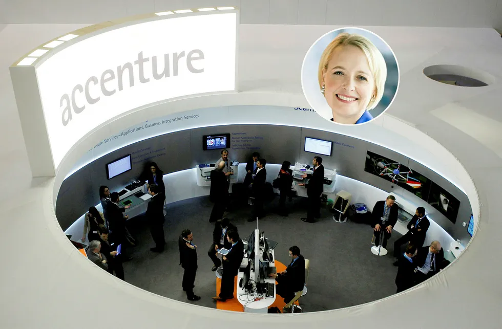 Julie Sweet (innfelt) er ny konsernsjef i Accenture. Her fra Accentures stand på den årlige teknologimessen i Barcelona, 2013.