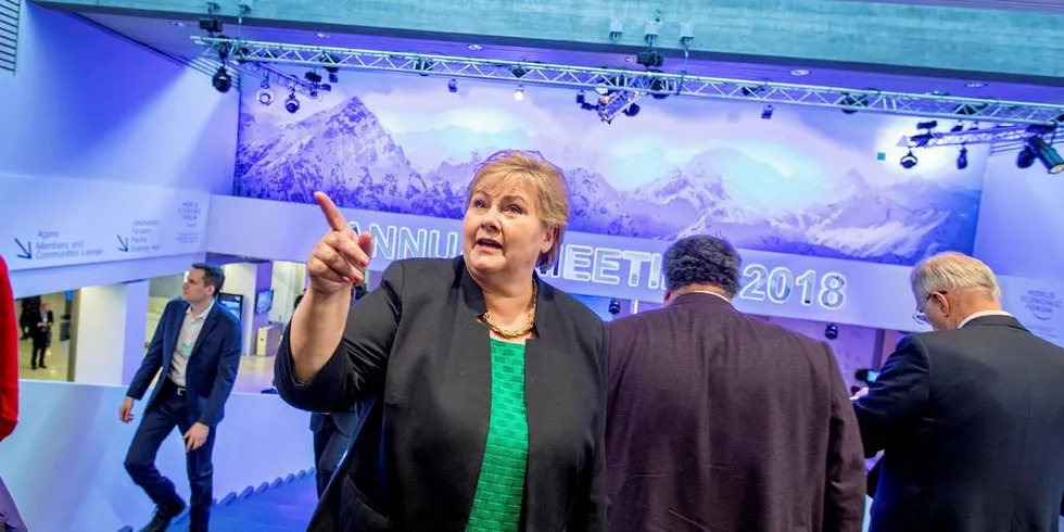 PEKEFINGER: Statsminister Erna Solberg bør rette en pekefinger mot en fiskeindustri som tyr til sosial dumping for egen vinning.Foto: Orjan F. Ellingvag, DN