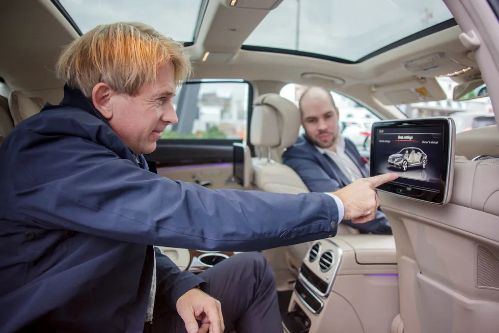 SAS-direktør Eivind Roald starter et prøveprosjekt sammen med driftsleder Martin Skarpsno i Private Driver til uken. Foto: Javad Parsa