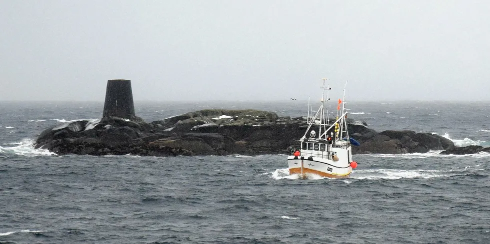 Her passerer Ballstad-sjarken «Havsula» Leiskjæret på vei inn til hjemmehavna. Reder Ole Kristian Berg har egnet kartplotter om bord, men fikk likevel både tekniske problemer og utgifter før innmeldingssystemet fungerte slik myndighetene krever.