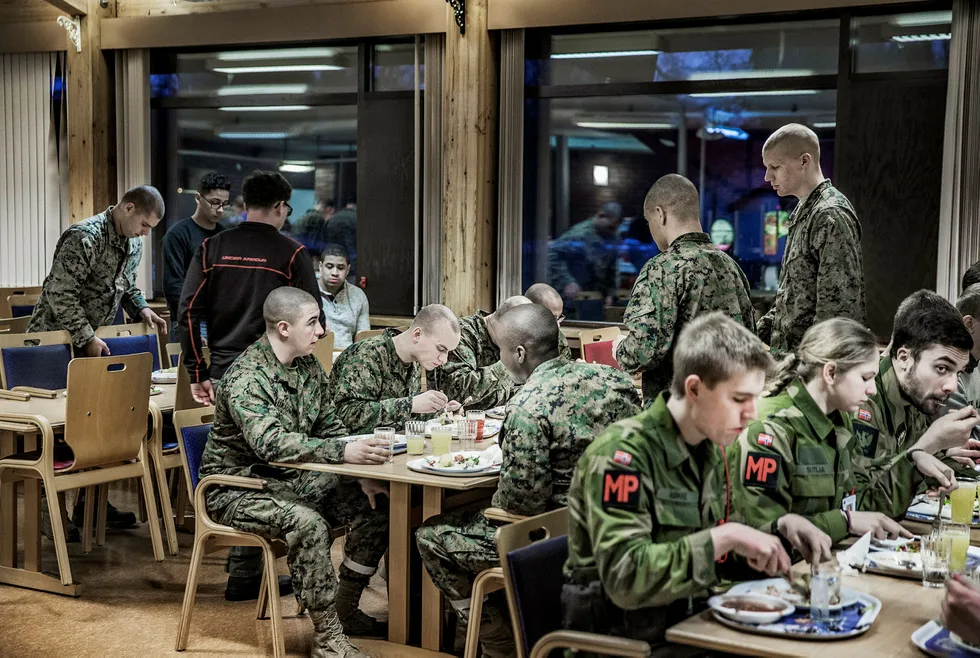 Amerikanske soldater på Værnes sender ifølge amerikanske eksperter et signal til Russland. På bildet spiser amerikanske soldatene middag i messa på Værnes. Foto: Øyvind Nordahl Næss