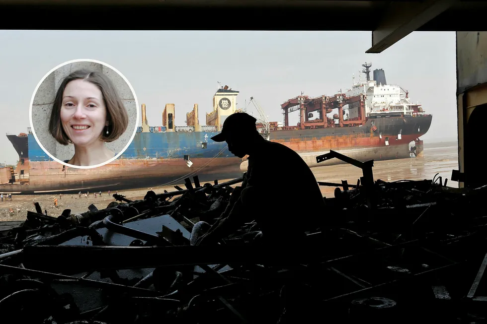 En arbeider sorterer deler av en motor på et vraket skip på stranden i Alang i India i 2015. Det var i denne byen to norske skip ble hugget opp tidligere i 2019.
