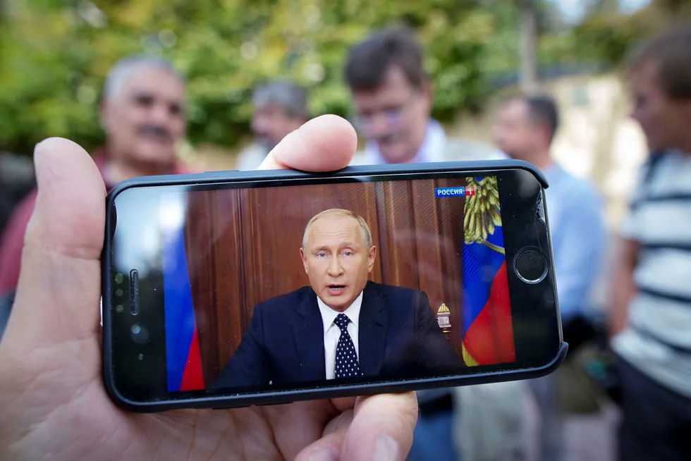 Russlands president Vladimir Putin åpner for å myke opp den foreslått pensjonsreformen etter sterke reaksjoner på nyheten om økt pensjonsalder. Bildet viser fjernsynssendingen hans onsdag.