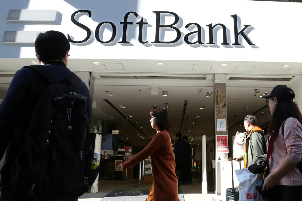 Japanske Softbank har dype lommer og finansiert globale oppstartsselskaper. De har forsøkt å tilføre selskapene nye midler like før emisjon med skyhøye verdivurderinger. Investorer kjøper ikke disse verdifastsettelsene. Verdiene på Uber, Slack og WeWork har falt kraftig.