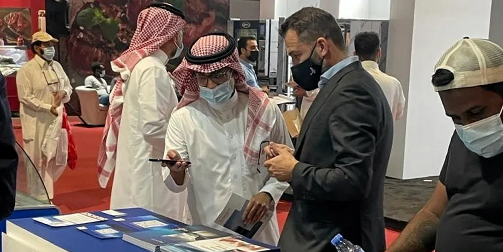 Bildet viser interesse for brosjyrer om norsk laks på sjømatmesse i Saudi-Arabia.