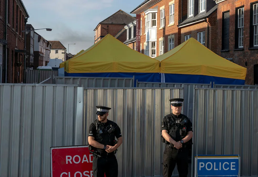 Politiet holder vakt utenfor et «point of interest» i Salisbury i forbindelse med etterforskningen av dødsfallet til 44-årige Dawn Sturgess. Foto: AP / NTB scanpix.