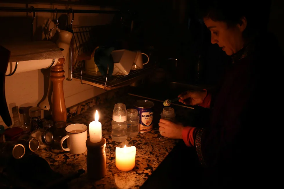 Uruguay og Argentina ble rammet av et omfattende strømbrudd søndag, her bruker en kvinne stearinlys mens hun lager mat i Motevideo, hovedstaden i Uruguay.