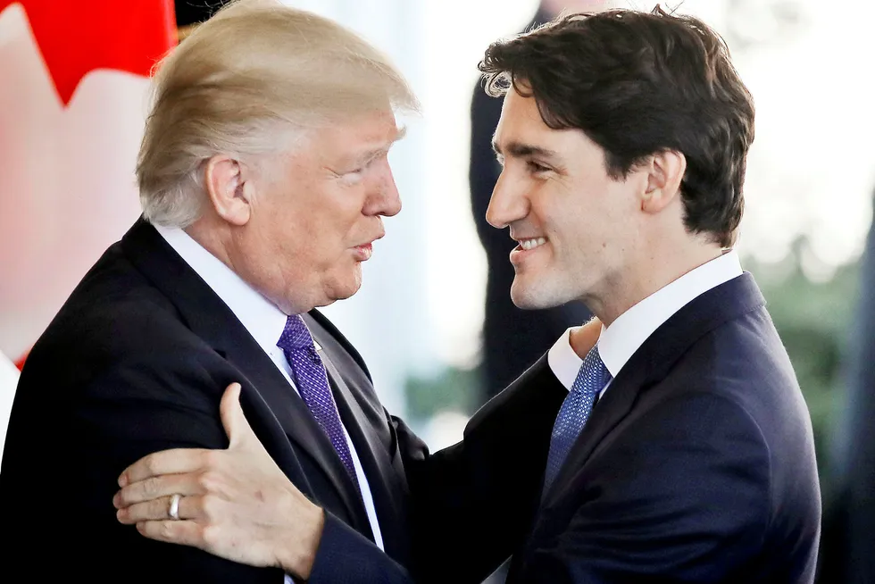 Stemningen var bedre da Donald Trump og Canadas statsminister Justin Trudeau møttes i Det hvite hus i februar. Foto: Carlos Barria/Reuters/NTB scanpix
