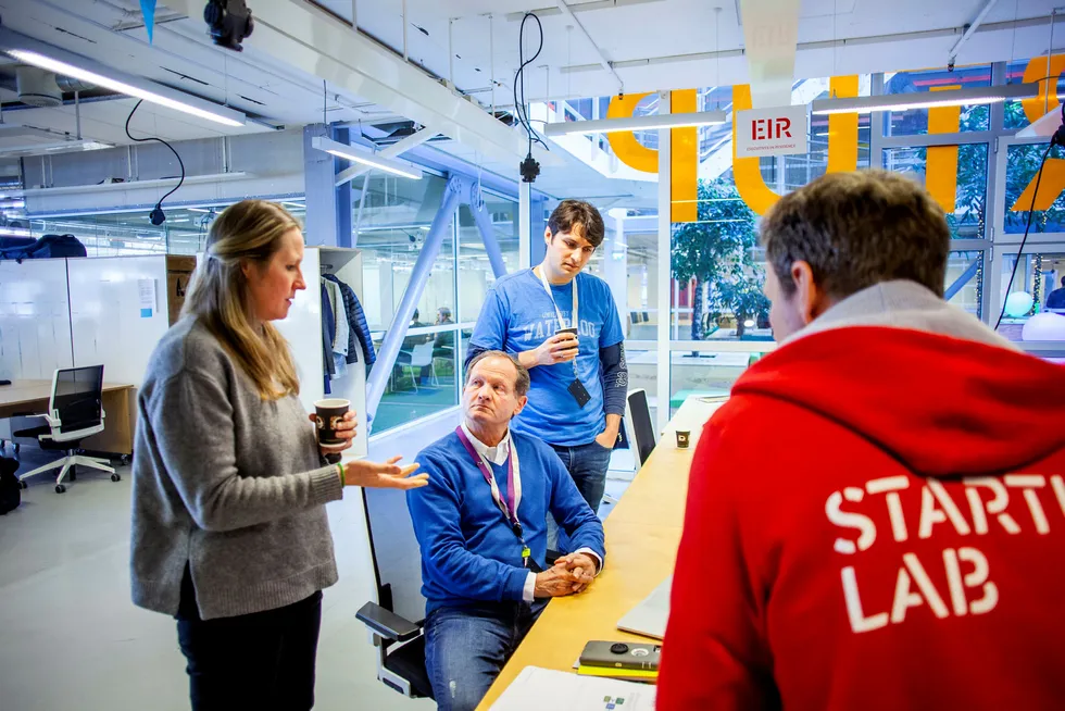 Danae Ringelmann (fra venstre), Bill Harris og Alex George jobber gratis for StartupLab for å gi unge gründere råd og samtidig selv være del av en innovativ kultur. De deler bord med syv andre såkalte «Executive in Residence».