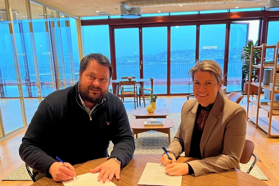 Salmon Evolution's CEO Hakon A. Berg and Artec Aqua's CEO Ingegjerd Eidsvik sign agreement regarding Phase 2 at Salmon Evolution's Indre Haroy site.