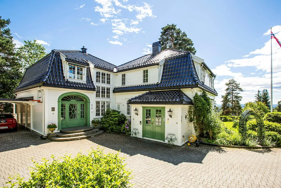 Pareto-topp Anders Endreson og kona selger praktvillaen på Jar i Bærum med en prisantydning på 55 millioner kroner. Foto: Sem & Johnsen