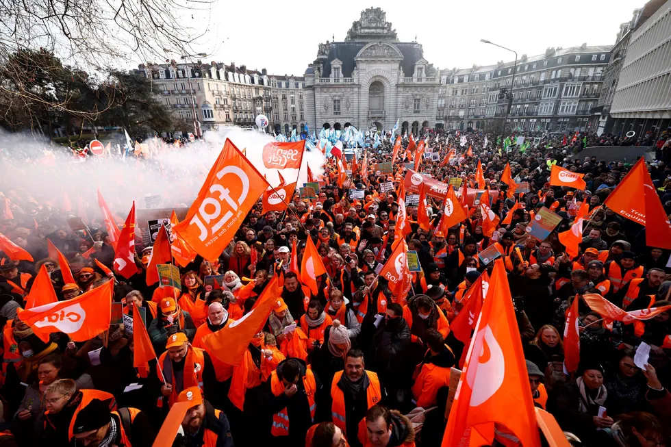 Sinte franskmenn demonstrerer i Lille mot å heve aldersgrensen fra 62 til 64 år.