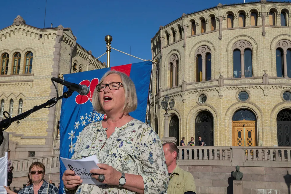 Leder Rita Helgesen i Norsk Lektorlag under en appell utenfor Stortinget i fjor. Som deltaker i regjeringens eksamensutvalg stiller hun seg kritisk til å avvikle dagens trekkordning