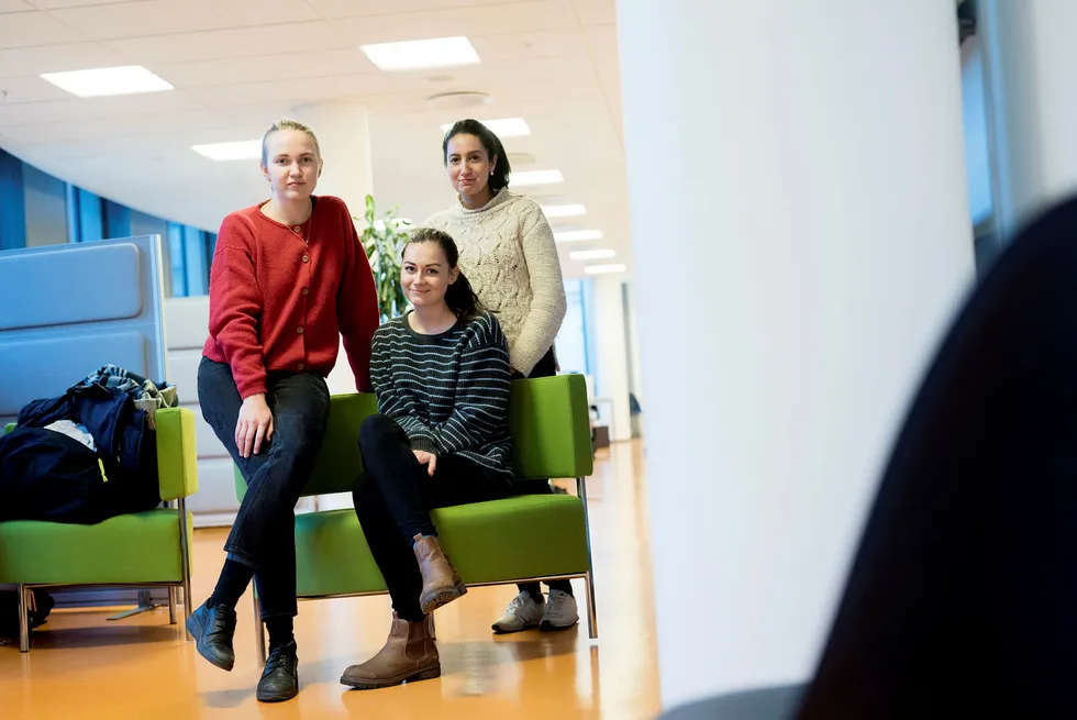 Mathea Knudsen (fra venstre), Sunniva Landøy og Naziha Elkadi er sykepleiestudenter og utdanner seg til et yrke som ifølge en SSB-rapport sikrer dem jobb i fremtiden. Foto: Skjalg Bøhmer Vold
