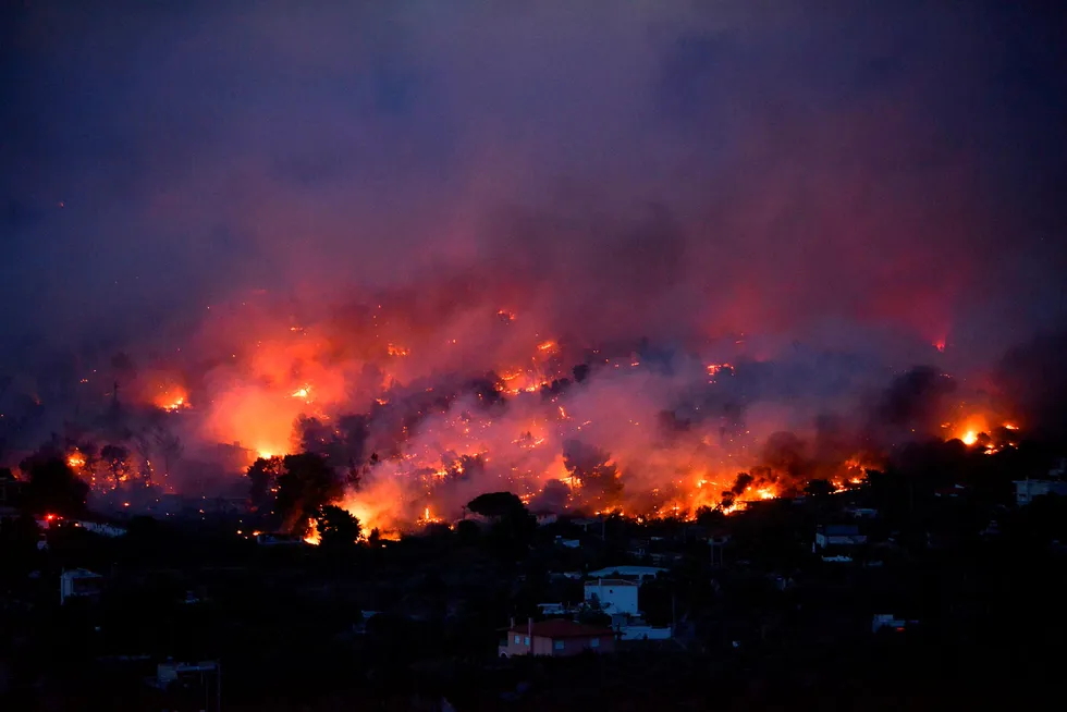 En voldsom brann herjet i Hellas natt til tirsdag. Foto: Angelos Tzortzinis/AFP/NTB Scanpix