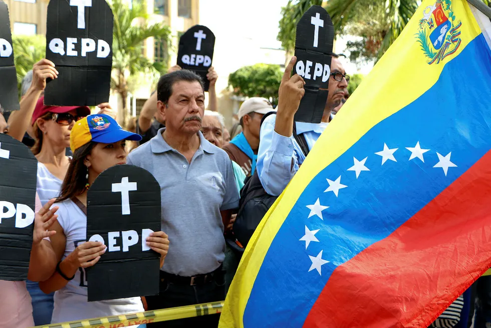 Det har vært store protester i Venezuela etter at president Nicolás Maduro sikret seg seks nye år ved makten. Foto: Schneyder Mendoza/AFP photo/NTB Scanpix