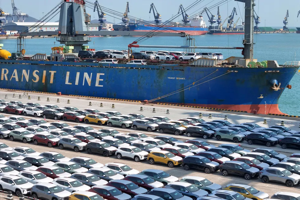 Den kinesiske eksporten slått forventningene i årets to første måneder. Her fra havnen i Yantai hvor det eksporteres elektriske biler.