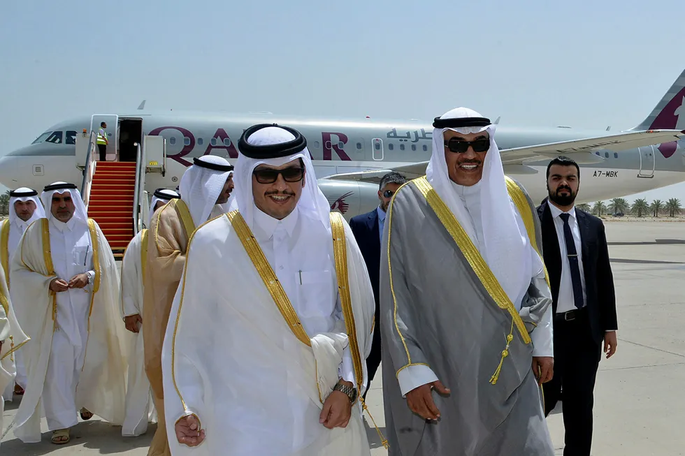 Qatar har svart på kravlisten fra Saudi-Arabia. På bildet sees Qatars utenriksminister Sheikh Mohammed bin Abdulrahman Al Thani (til venstre) og Kuwaits utenriksminister Sheikh Sabah Khaled Al Sabah på flyplassen i Kuwait. Foto: Aalshatti/Kuna/Ap/NTB scanpix