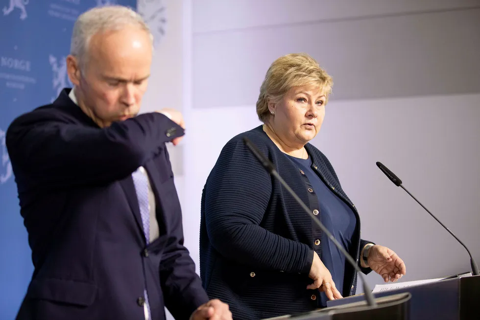 Finansminister Jan Tore Sanner og statsminister Erna Solberg informerer om den økonomiske situasjonen etter virusutbruddet.