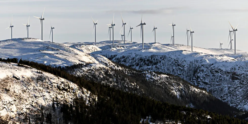 Vindkraft er den kraftformen som gir billigst strøm av alternativene vi i dag kan bygge ut, mener stortingsrepresentant Bjørnar Skjæran (Ap). Bilder viser vindkraftanlegget på Fosen i Trøndelag.