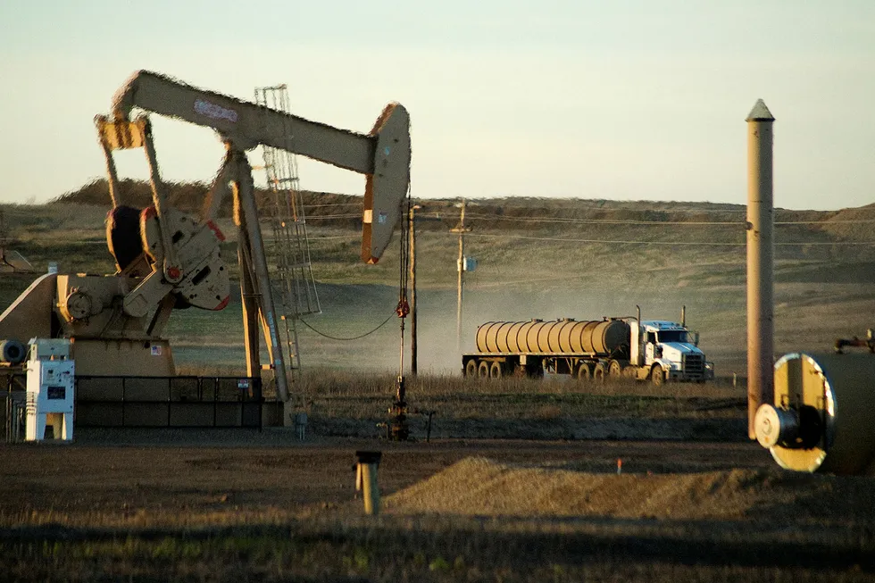 En lastebil kjører forbi en oljebrønn i indianerreservatet i Nord-Dakota hvor den meget omstridte oljerørledningen Dakota Access skal bygges. Foto: ANDREW CULLEN