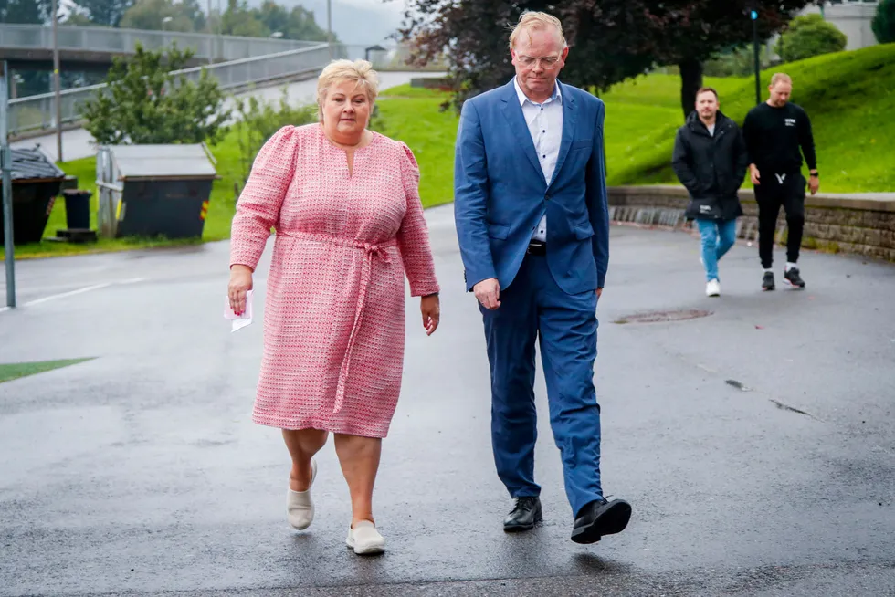 Statsminister Erna Solberg visste ikke at ektemannen Sindre Finnes tidvis drev daytrading med aksjer. Her er de to på vei for å stemme i Bergen på mandag.