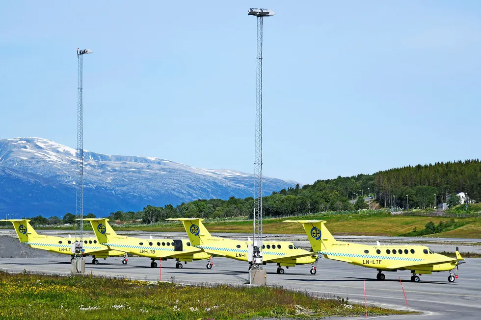 Det mangler ambulansefly i drift, noe som skaper problemer. Flyene opereres av Babcock Scandinavian AirAmbulance AS.