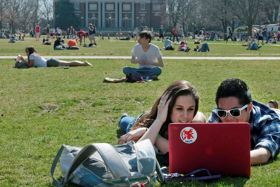 Studenter ved University of Illinois leser på campus.