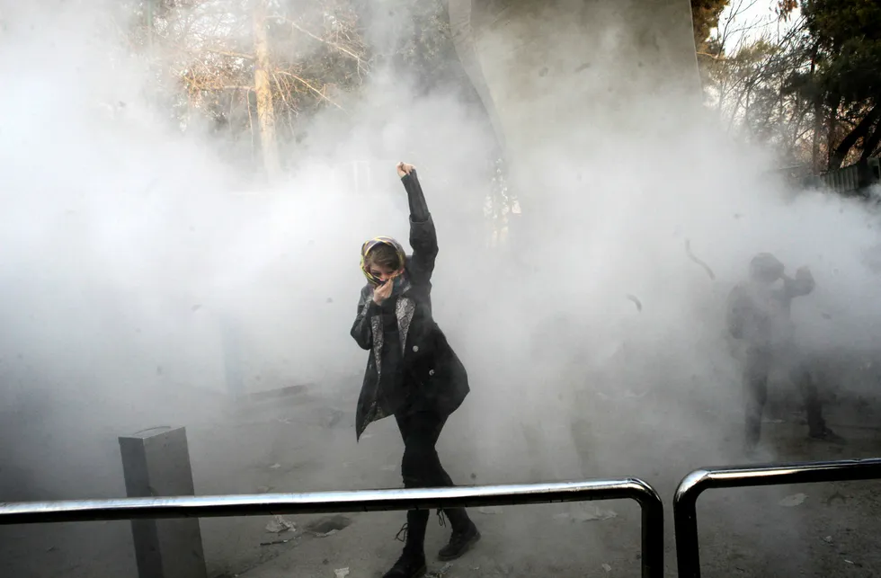 Fra en demonstrasjonene ved universitetet i Teheran lørdag. Foto: AP / NTB Scanpix