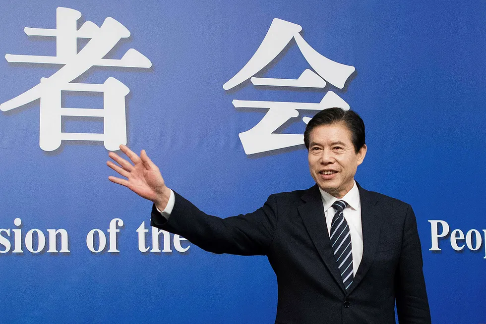 Kinas handelsminister Zhong Shan fotografert etter sin tale søndag. Foto: Nicolas Asfouri/AFP Photo
