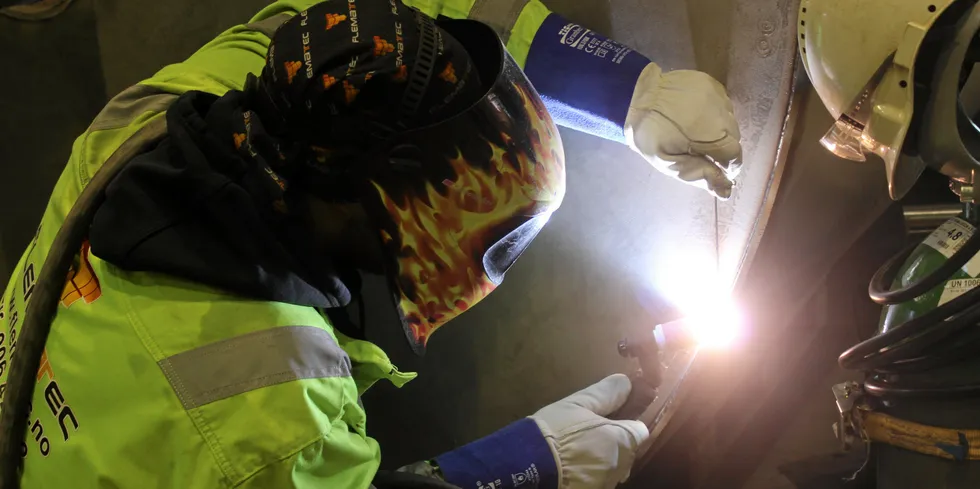 Stranda Prolog i Kristiansund produserer blant fiskepumper. Her er en sveiser i gang med å fullføre en Helixir-tank.