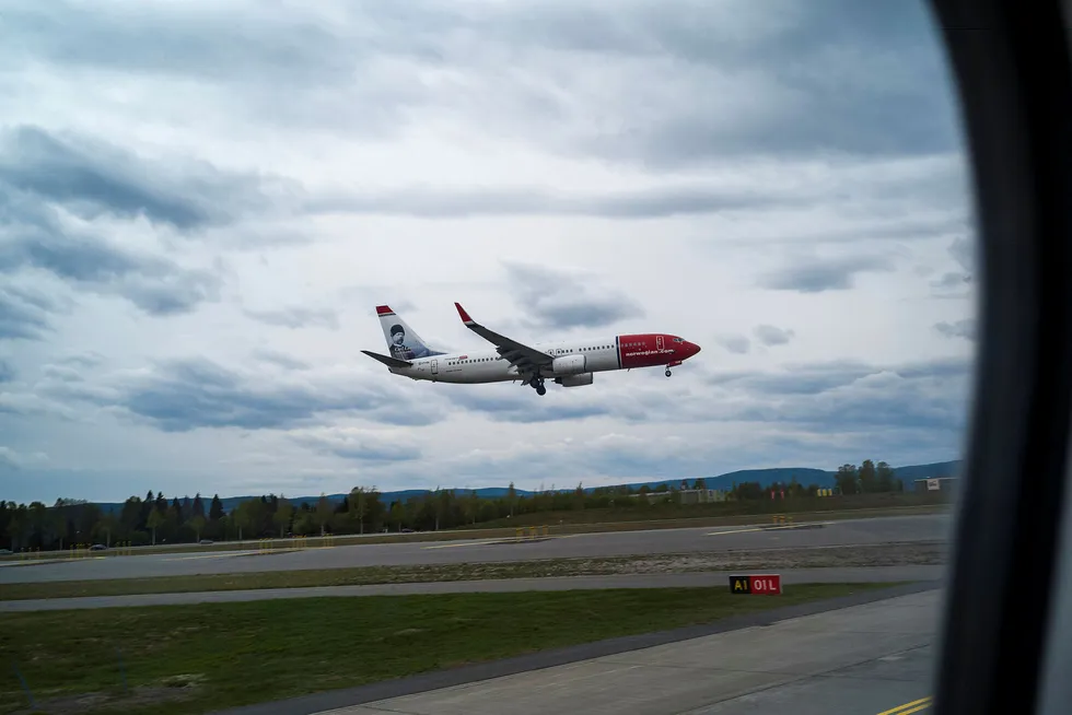 Et Norwegian fly går inn for landing på Oslo Lufthavn Gardermoen. ---